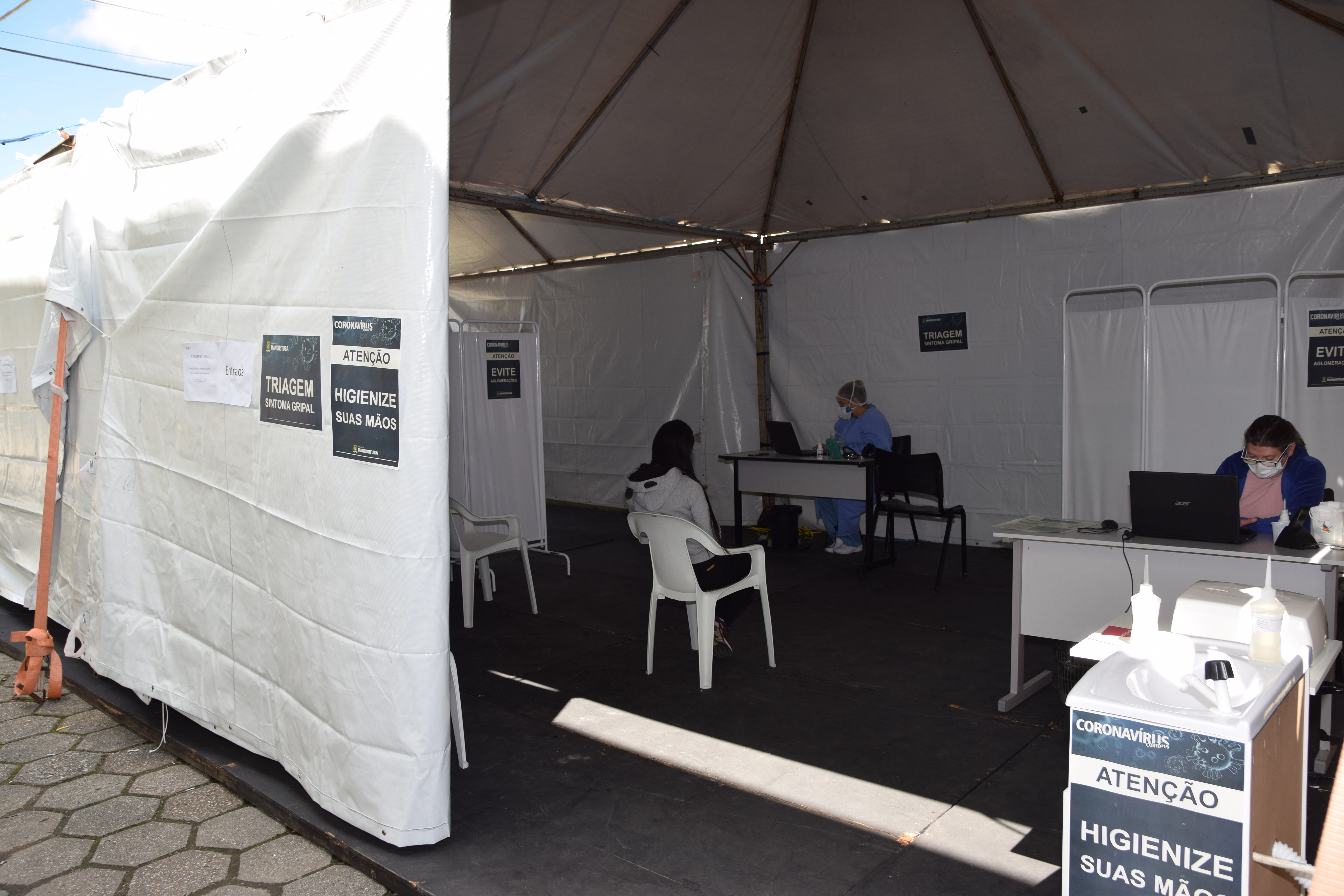 Prefeitura monta tenda para atender triagem da população com sintomas gripais